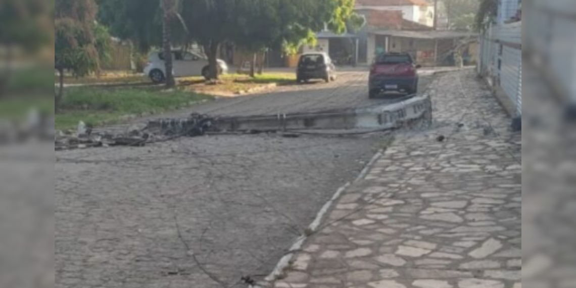 Caminhão derruba postes e interdita parte da Perimetral Sul em João Pessoa