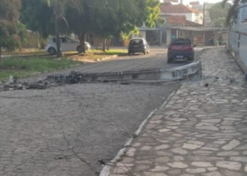 Caminhão derruba postes e interdita parte da Perimetral Sul em João Pessoa