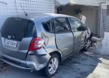 Carro desgovernado destrói muro em Jaguaribe e motorista é detido pela PM