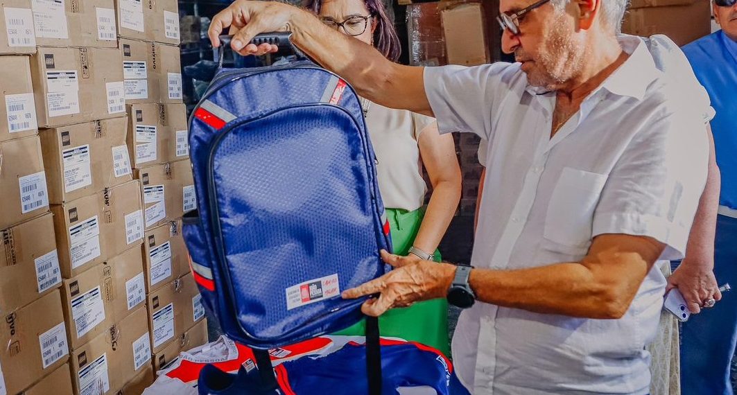 Prefeito inicia distribuição do fardamento e kit pedagógico da Rede Municipal de Ensino