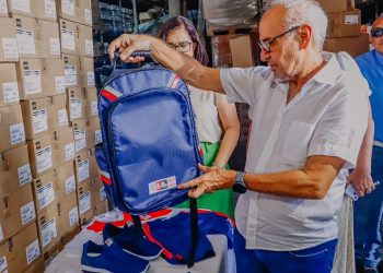 Prefeito inicia distribuição do fardamento e kit pedagógico da Rede Municipal de Ensino