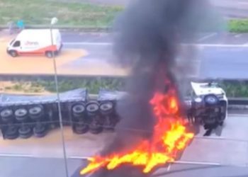 Carreta carregada com 49 toneladas de malte tomba e pega fogo na BR-101