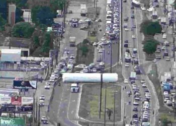 Caixa d’água de mais de 9 toneladas tomba e bloqueia BR-230, em João Pessoa