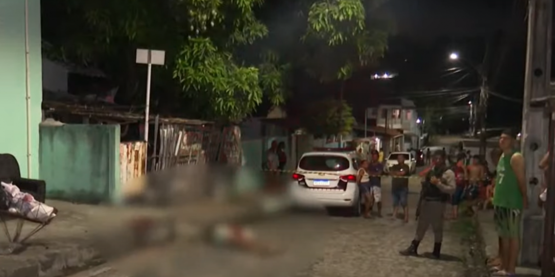 Homem é morto com tiros na cabeça e facadas no pescoço na frente de casa, no Roger