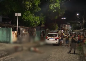 Homem é morto com tiros na cabeça e facadas no pescoço na frente de casa, no Roger