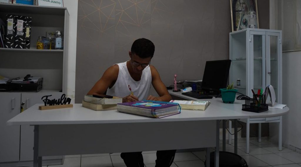 Da cracolândia para a universidade: jovem atendido pelo Programa Chega Junto realiza sonho do ensino superior