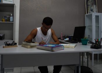 Da cracolândia para a universidade: jovem atendido pelo Programa Chega Junto realiza sonho do ensino superior