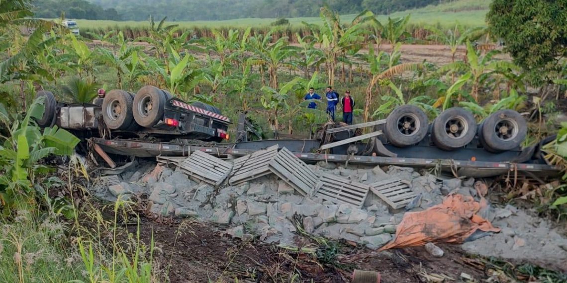 Motorista morre após caminhão capotar na BR-101, em Mamanguape
