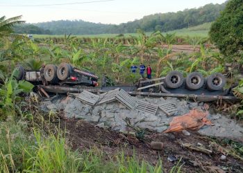 Motorista morre após caminhão capotar na BR-101, em Mamanguape