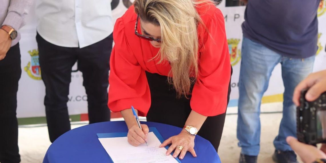 Na Praia de Tabatinga, Prefeita Karla Pimentel assina Ordem de Serviço para construção da Praça do Sol