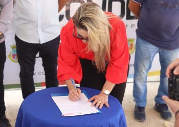 Na Praia de Tabatinga, Prefeita Karla Pimentel assina Ordem de Serviço para construção da Praça do Sol