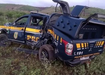 Caminhão colide com viatura da PRF na Paraíba; condutor fugiu do local