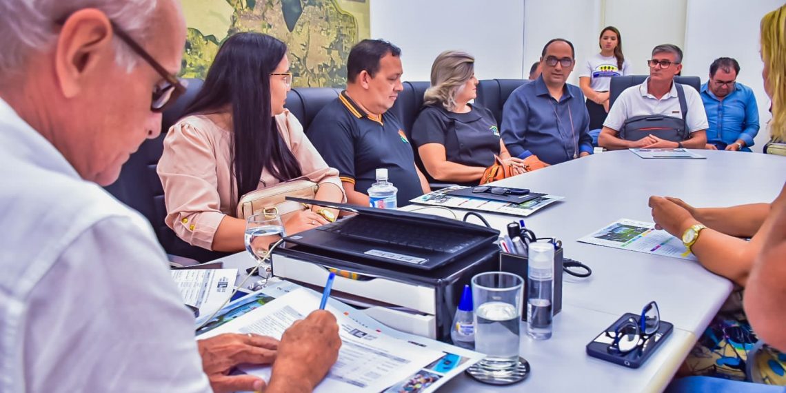 Prefeito assina convênio com entidades sociais para fortalecer o cuidado com população mais vulnerável da Capital