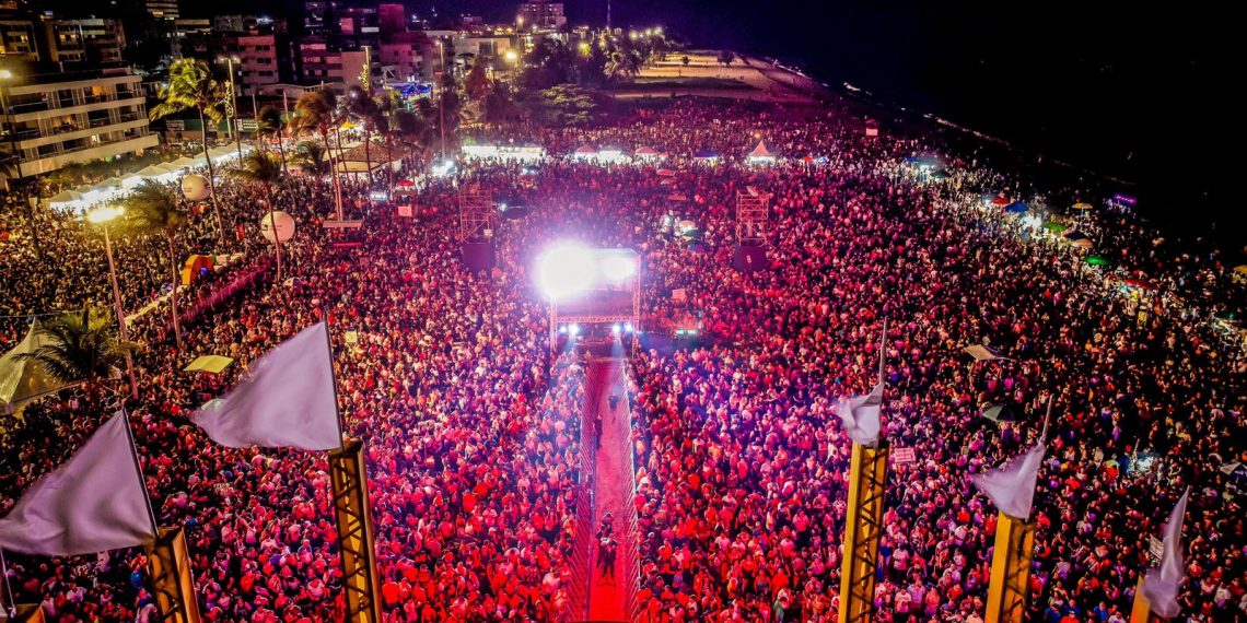 Multidão lota as areias da Praia de Tambaú na terceira noite do Festival Forró Verão