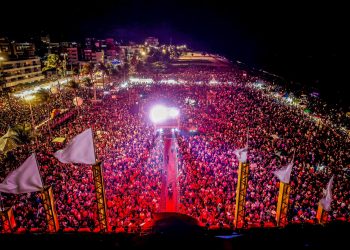 Multidão lota as areias da Praia de Tambaú na terceira noite do Festival Forró Verão