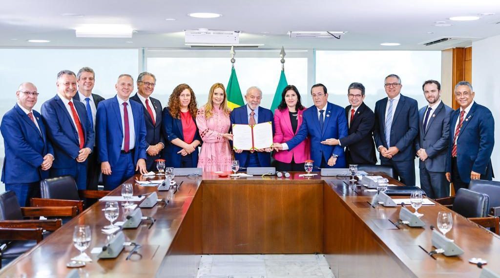 Ao lado do presidente Lula, senadora Daniella Ribeiro participa de cerimônia de sanção da LOA 2024