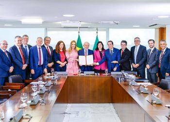 Ao lado do presidente Lula, senadora Daniella Ribeiro participa de cerimônia de sanção da LOA 2024