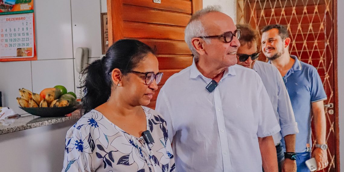 Cícero Lucena entrega chaves dos imóveis para mais duas famílias beneficiadas