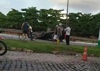 Capotamento deixa trânsito lento na BR-101, próximo a Gauchinha, em João Pessoa