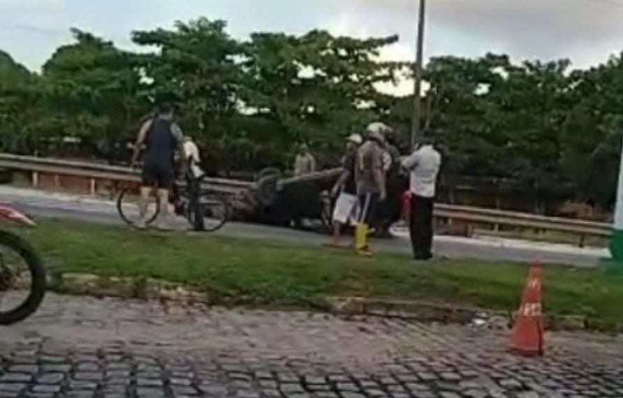Capotamento deixa trânsito lento na BR-101, próximo a Gauchinha, em João Pessoa