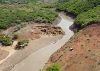 Barragem rompe e deixa cidade inundada após fortes chuvas no Sertão