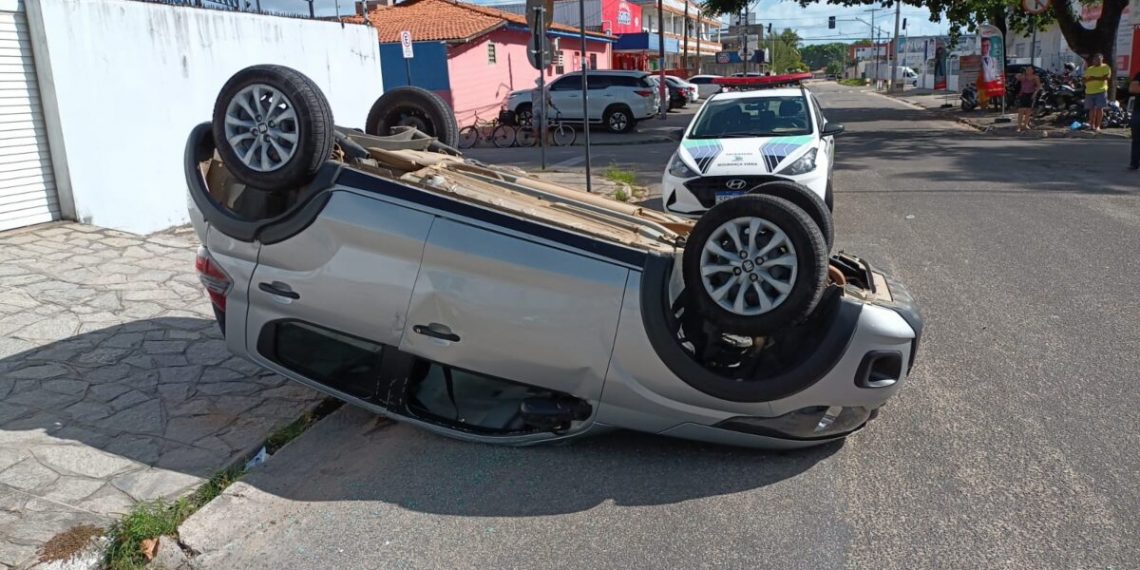 Acidente envolvendo dois carros provoca capotamento e deixa uma pessoa ferida no bairro do Cristo Redentor