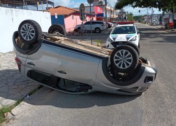 Acidente envolvendo dois carros provoca capotamento e deixa uma pessoa ferida no bairro do Cristo Redentor
