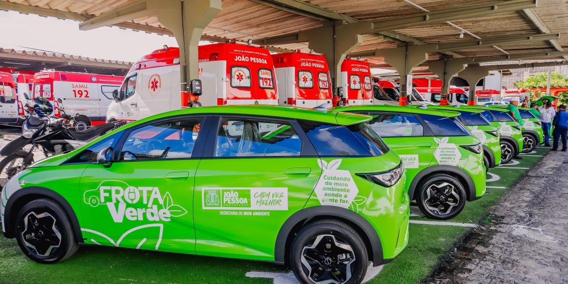 Cícero Lucena entrega primeiros carros elétricos para a frota da Prefeitura e reforça compromisso com o meio ambiente e a sustentabilidade