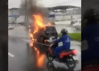 Carro pega fogo na BR-230, em Bayeux