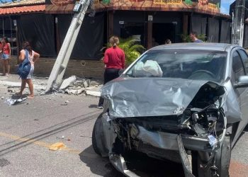 Carros e poste ficam destruídos após colisão no bairro do Cristo, em João Pessoa