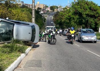 Carro tomba após motorista perder o controle do veículo em João Pessoa