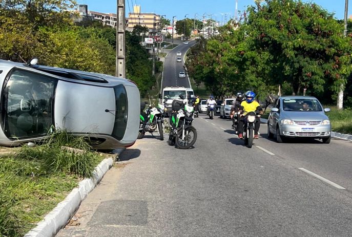 Carro tomba após motorista perder o controle do veículo em João Pessoa
