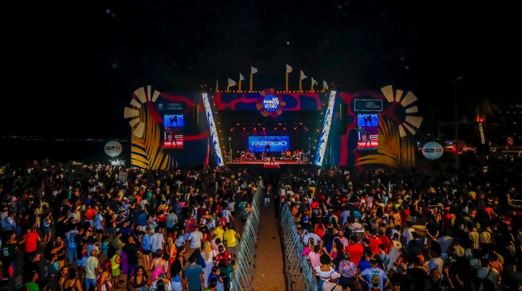 Pessoenses e turistas lotam o Busto de Tamandaré na abertura do Festival Forró Verão