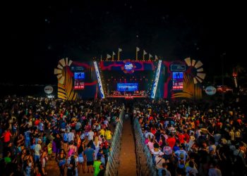 Pessoenses e turistas lotam o Busto de Tamandaré na abertura do Festival Forró Verão