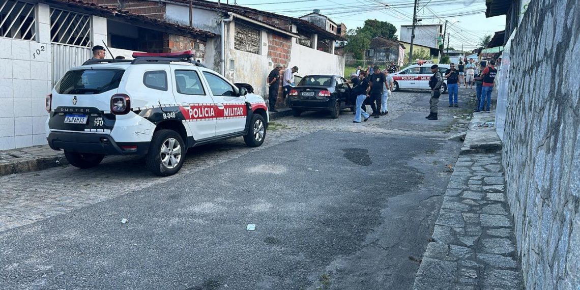 Motorista de transporte por aplicativo é morto a tiros dentro de carro, em Cruz das Armas