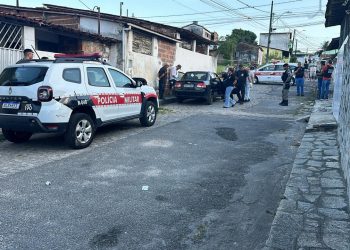 Motorista de transporte por aplicativo é morto a tiros dentro de carro, em Cruz das Armas