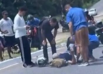 Cabo da PM tem perna esmagada em acidente com carro e caminhão, em João Pessoa