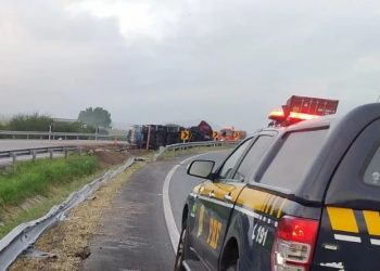 BR-230 é interditada após caminhão que transportava gasolina tombar na PB