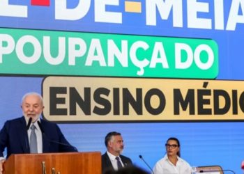 Alunos de baixa renda receberão R$ 2 mil por ano, além de bônus, através do programa “Pé-de-Meia” lançado pelo governo Federal