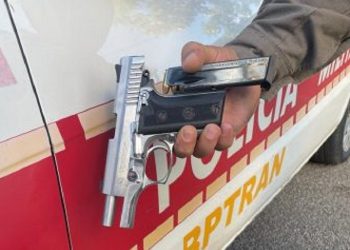 Polícia apreende duas pistolas durante fiscalização de trânsito em avenida da Capital