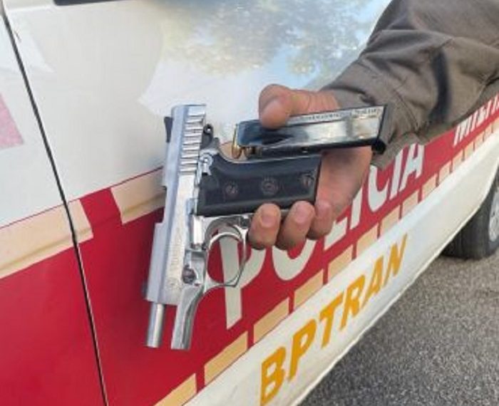 Polícia apreende duas pistolas durante fiscalização de trânsito em avenida da Capital