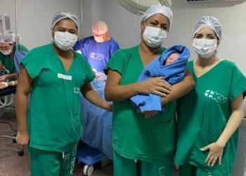 Equipe médica do Instituto Cândida Vargas realiza às 0h02 parto do primeiro bebê de 2024