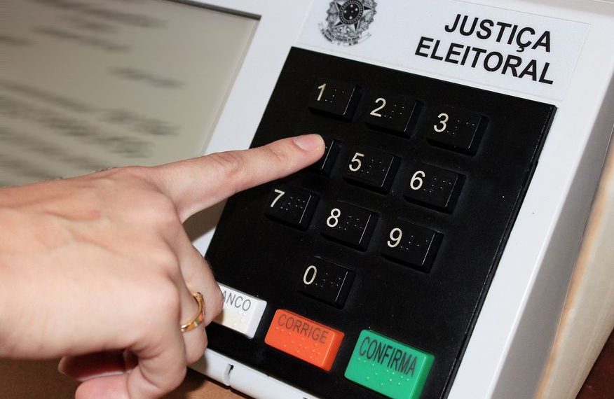 Prefeitos e vereadores têm até 6 de abril para se filiarem a um partido político