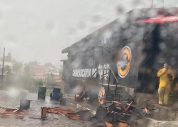 Vendaval causa pânico e derruba teto de posto de combustível, casas e comércios de Cajazeiras