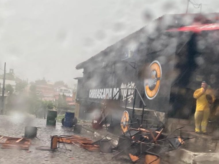 Vendaval causa pânico e derruba teto de posto de combustível, casas e comércios de Cajazeiras