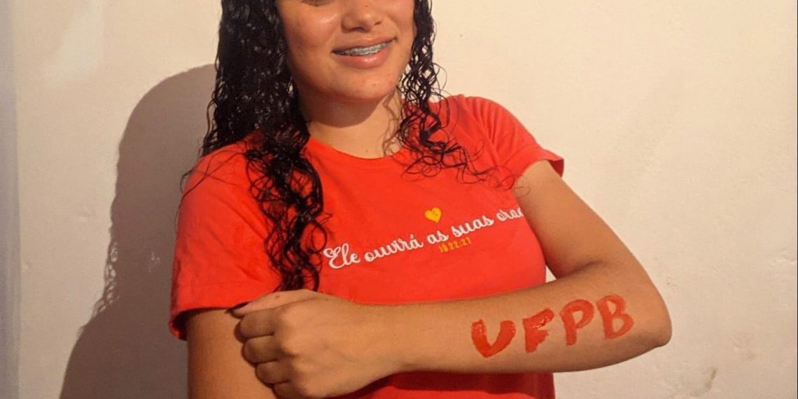 Na Paraíba: estudante que trabalhava de dia e estudava de madrugada é aprovada em direito na UFPB