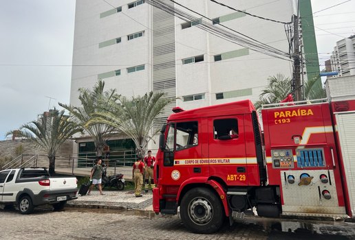 Incêndio atinge prédio residencial no bairro de Manaira, em João Pessoa