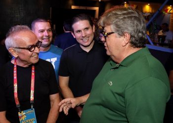 João Azevêdo  e Cicero prestigiam desfile das Muriçocas e destaca segurança e colaboração da população