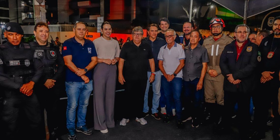 Ao lado do governador, Cícero Lucena celebra segurança dos foliões durante o segundo dia do Folia de Rua