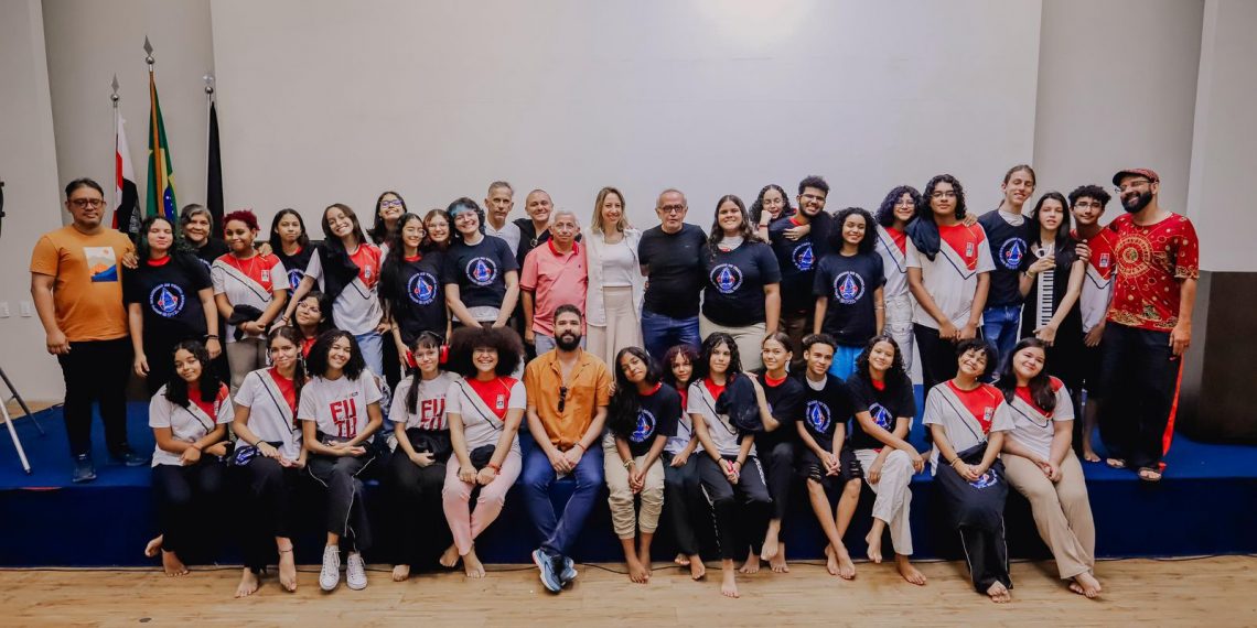 Cícero Lucena apresenta grupo de teatro da Rede Municipal para o Centro da Imagem, que vai transformar peça dos alunos em narrativa cinematográfica